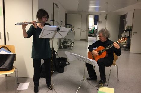Sabine Hübner, Flöte & Christian Leyh, Gitarre, Adventsmusik auf den Stationen (Rechts der Isar, München, Dezember 2017)